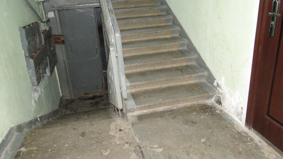 Путин в грязном подъезде