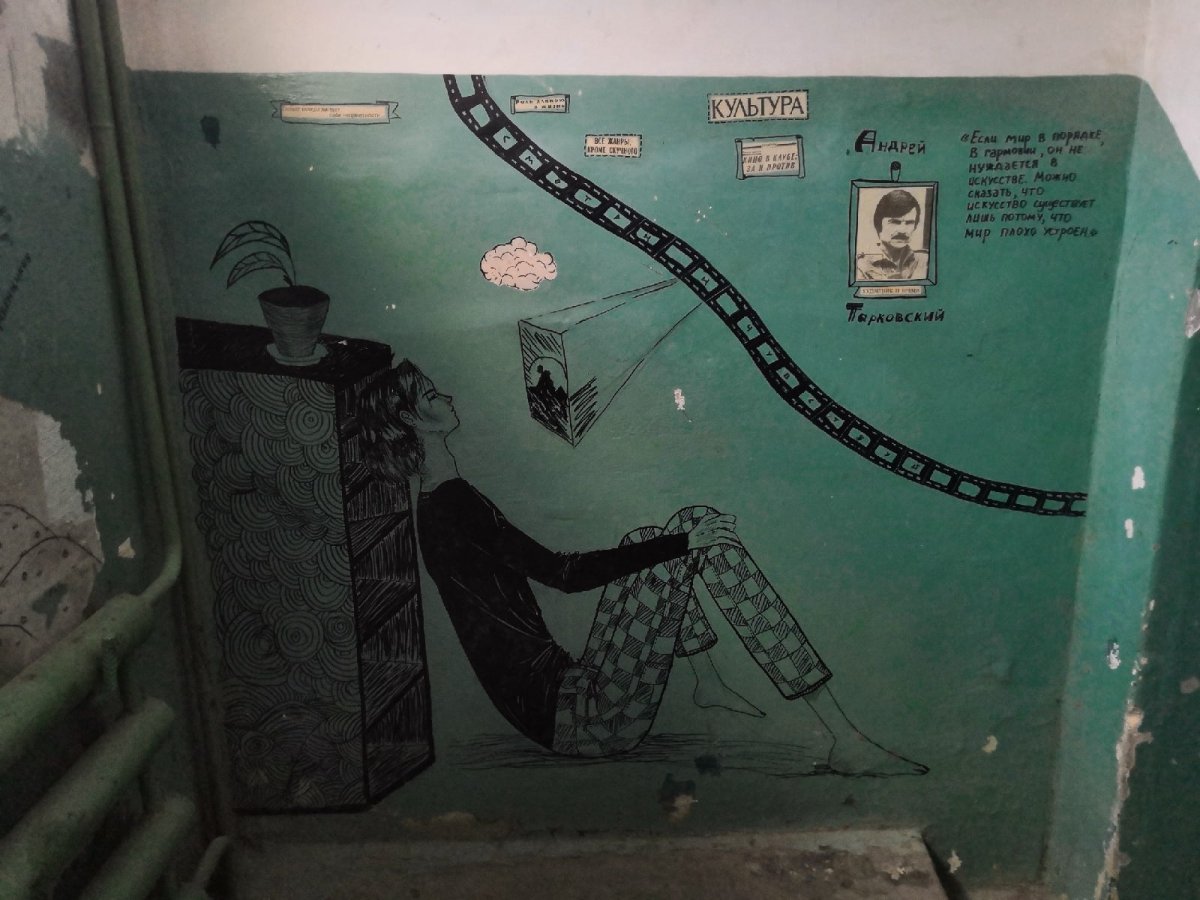 Парень с парнем в подъезде