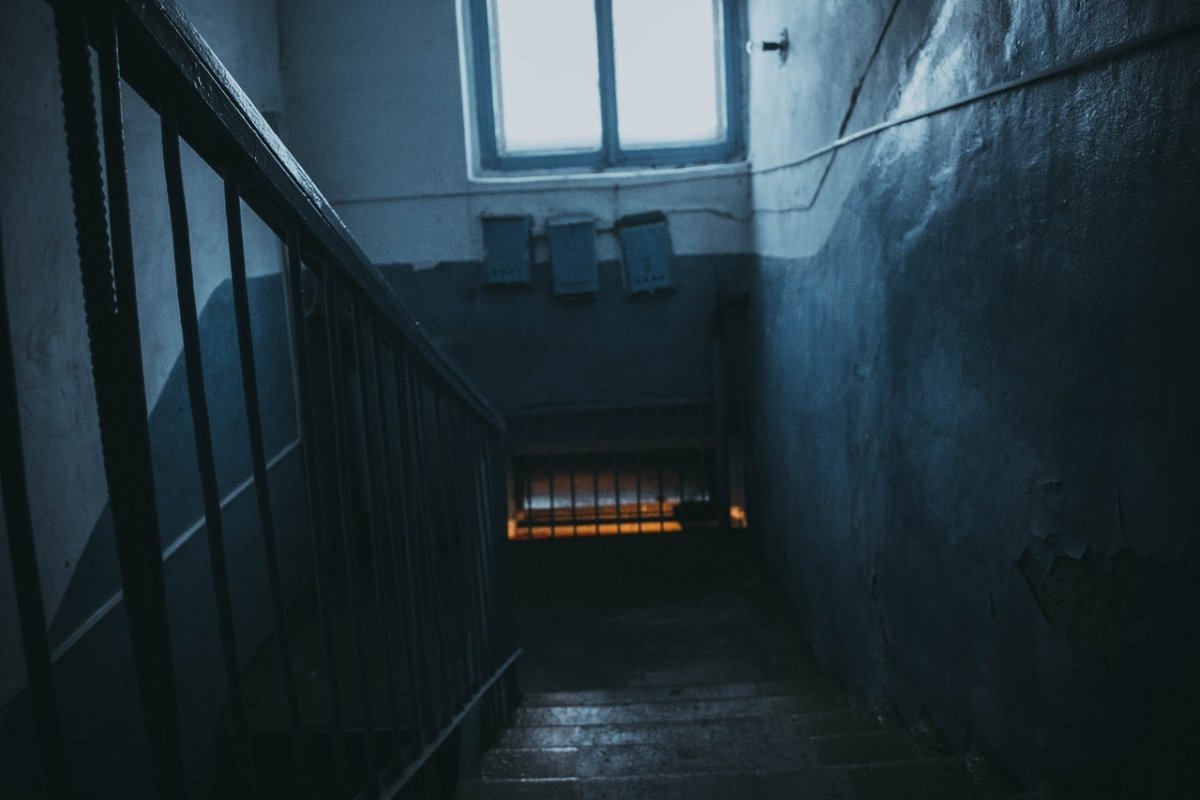 Парень с девушкой в подъезде