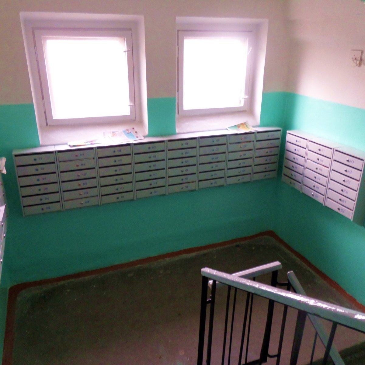 Мужик поссал в подъезде