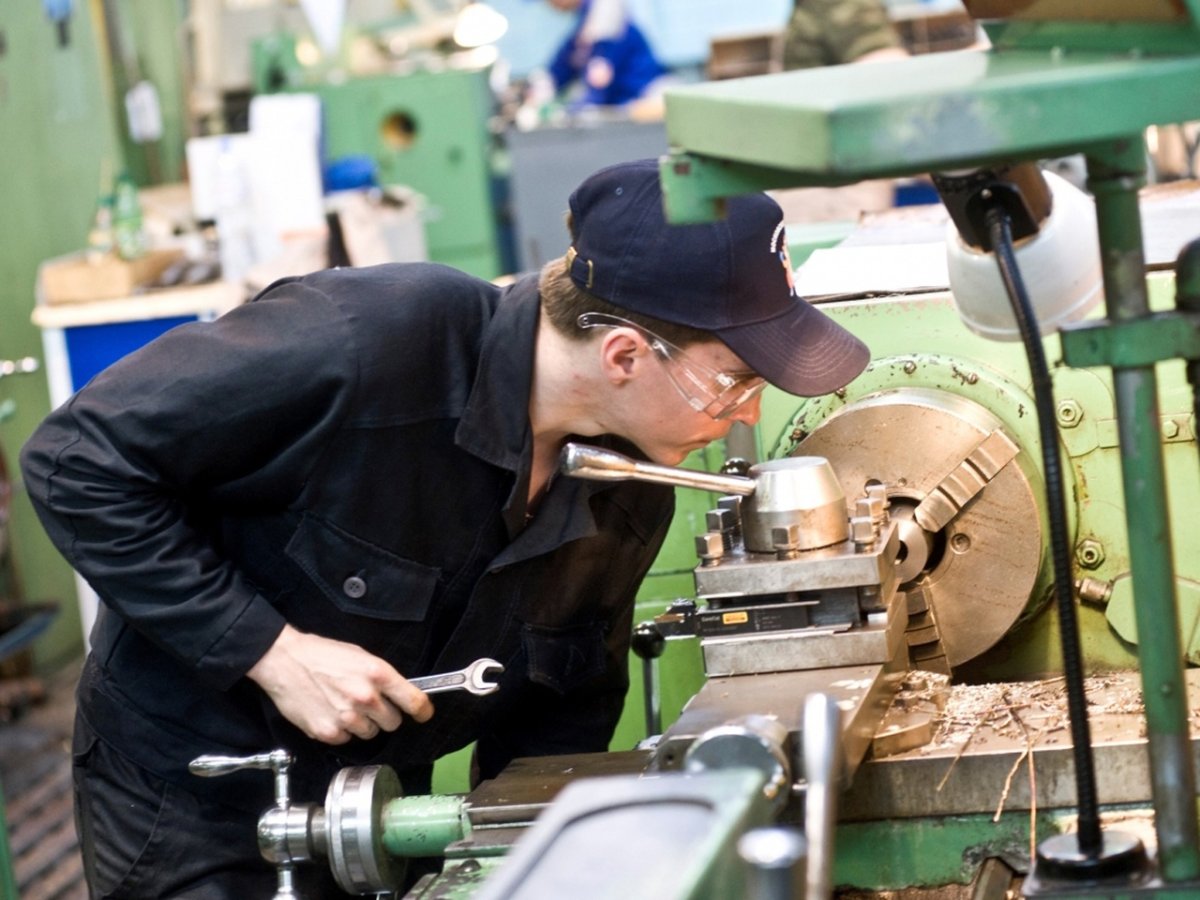 Слесарь сборщик автомобилей