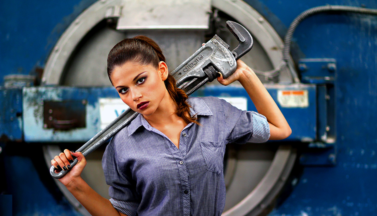 Механик с инструментами