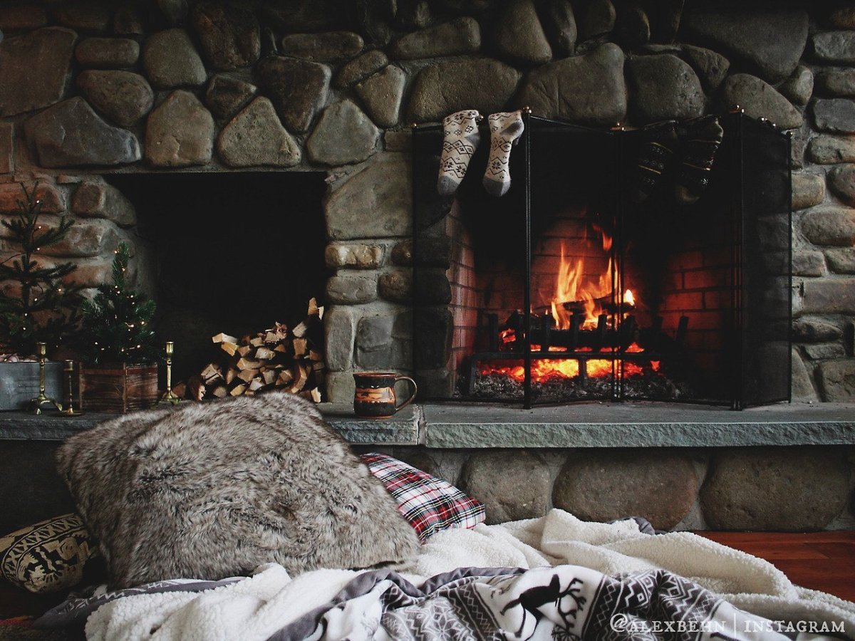 Теплый плед и камин