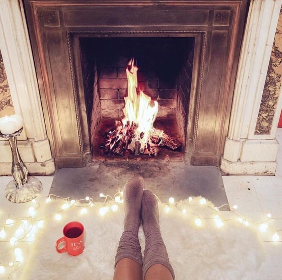 Камин зимой с девушкой