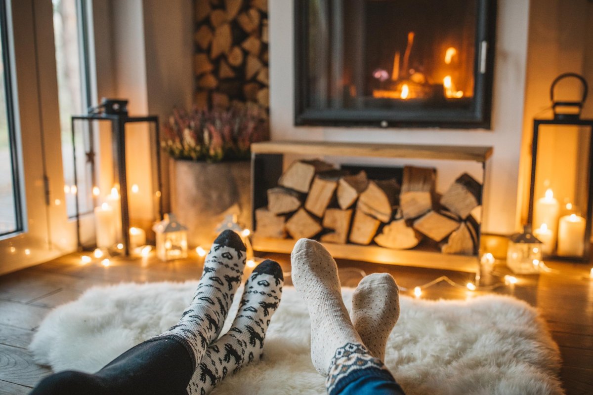 Мужчина и женщина у камина