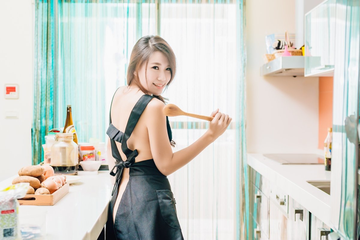 Девушка в фартуке