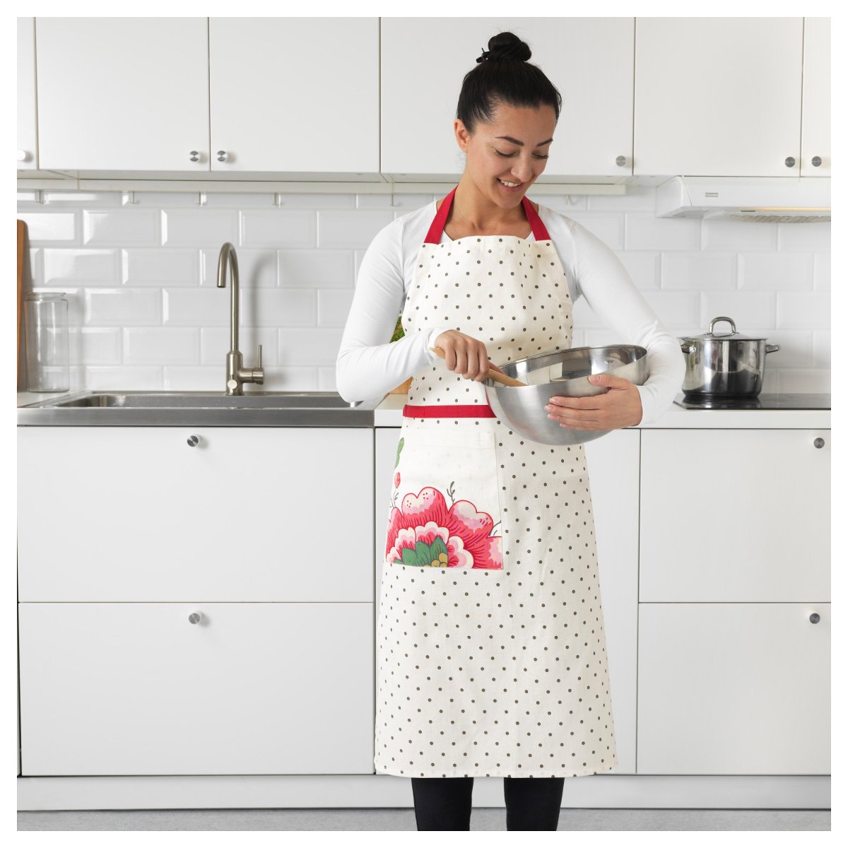 Девушки в фартуках кухонных