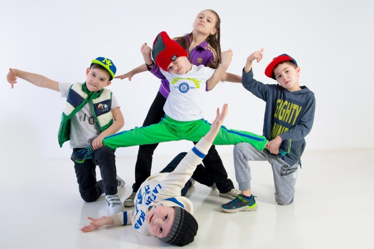 Девочка занимается танцами