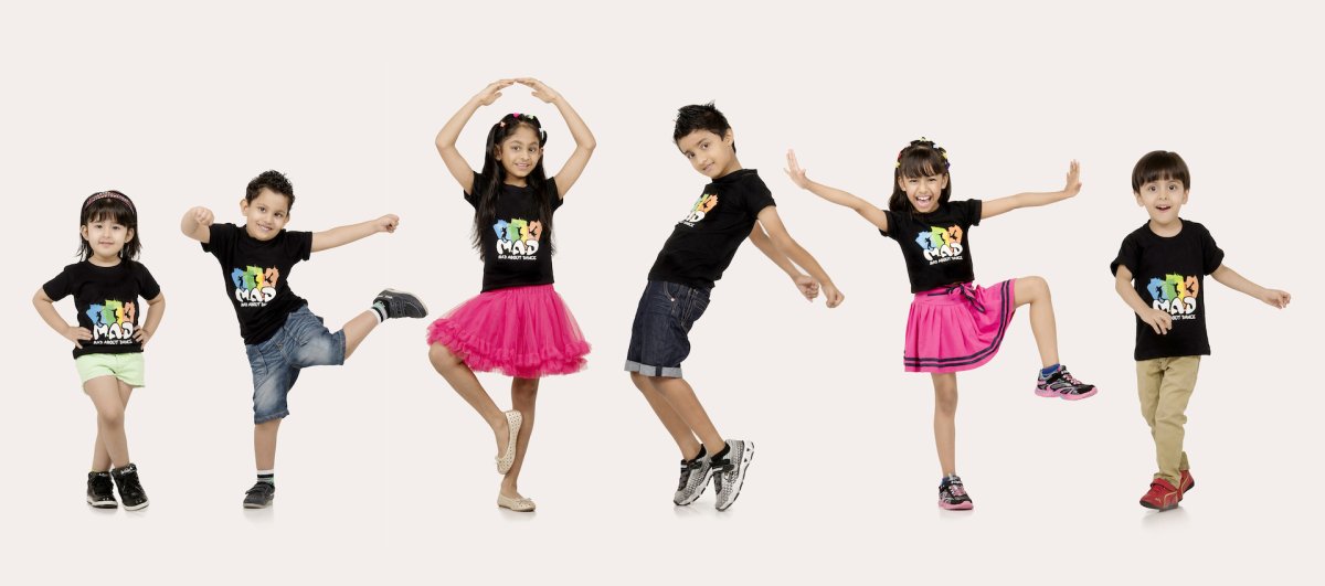 Девочка танцует