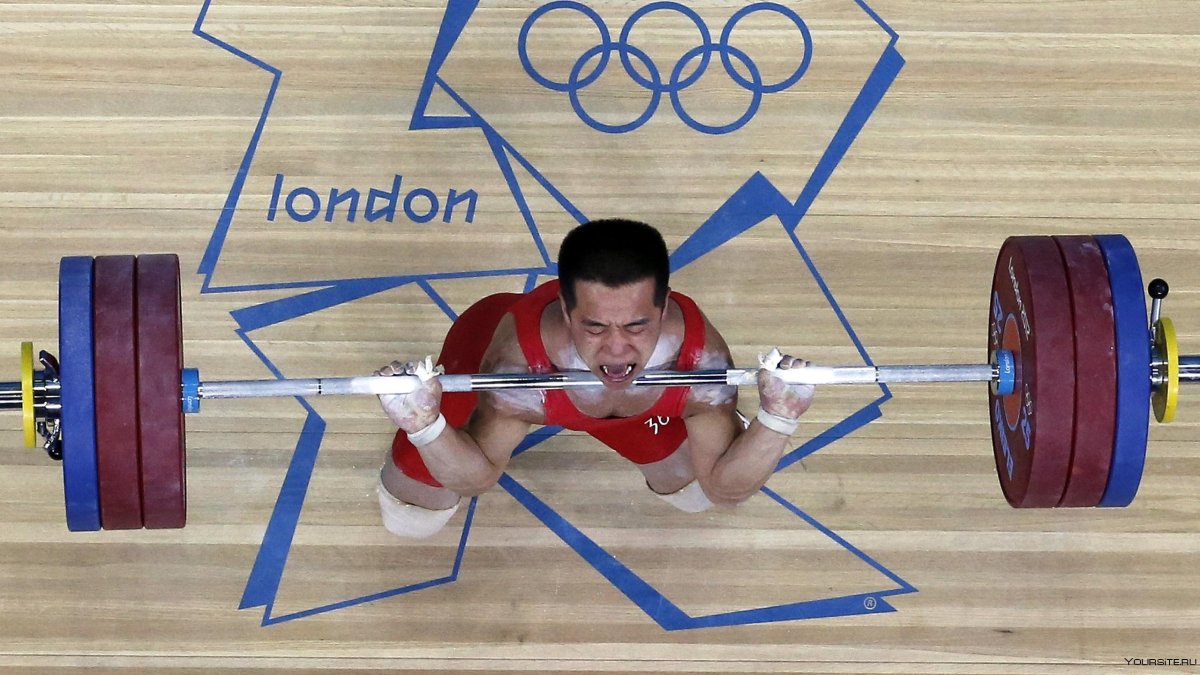 Штангист держит штангу