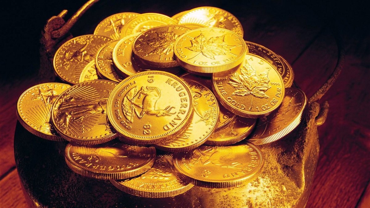 Золотые монеты на столе