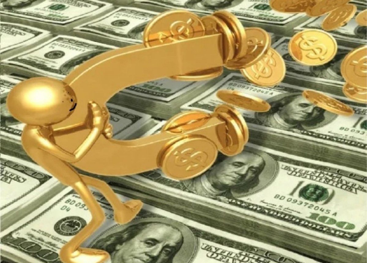 Золотые монеты в руках