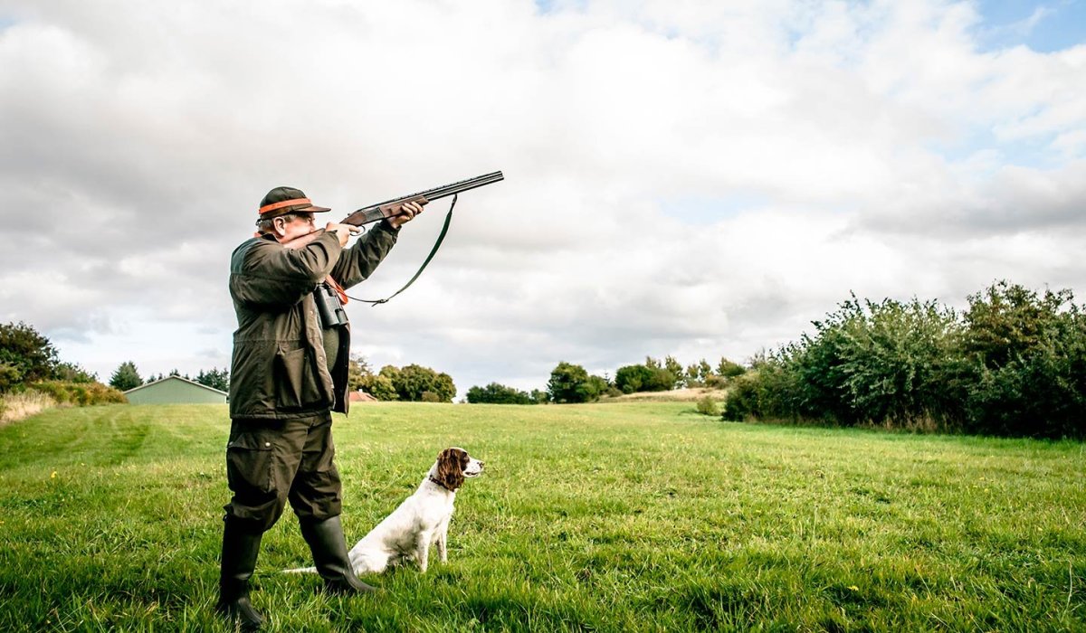 Охотник целится