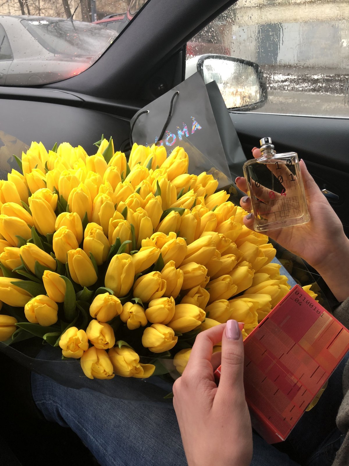 Букет на сидении автомобиля