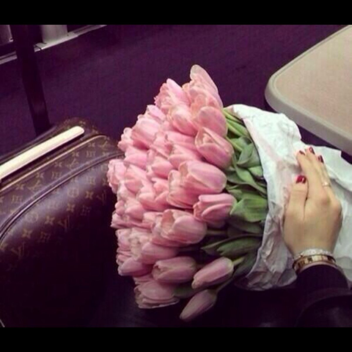 Букет в машине на сиденье