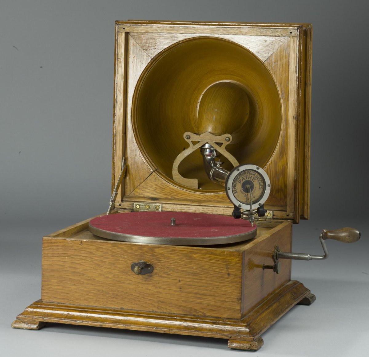 Дети с патефоном