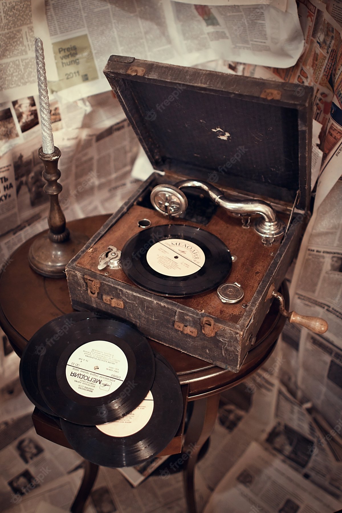 Виниловый проигрыватель старый