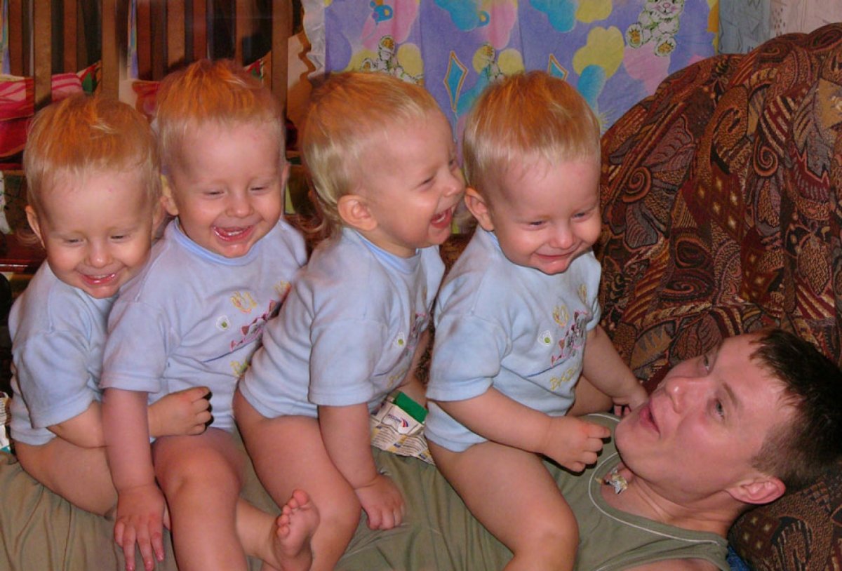 Девушка в венке из одуванчиков