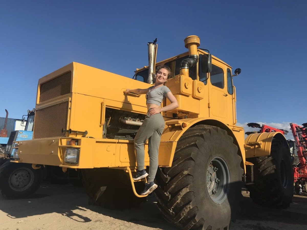 Трактор Кировец к 700 в поле