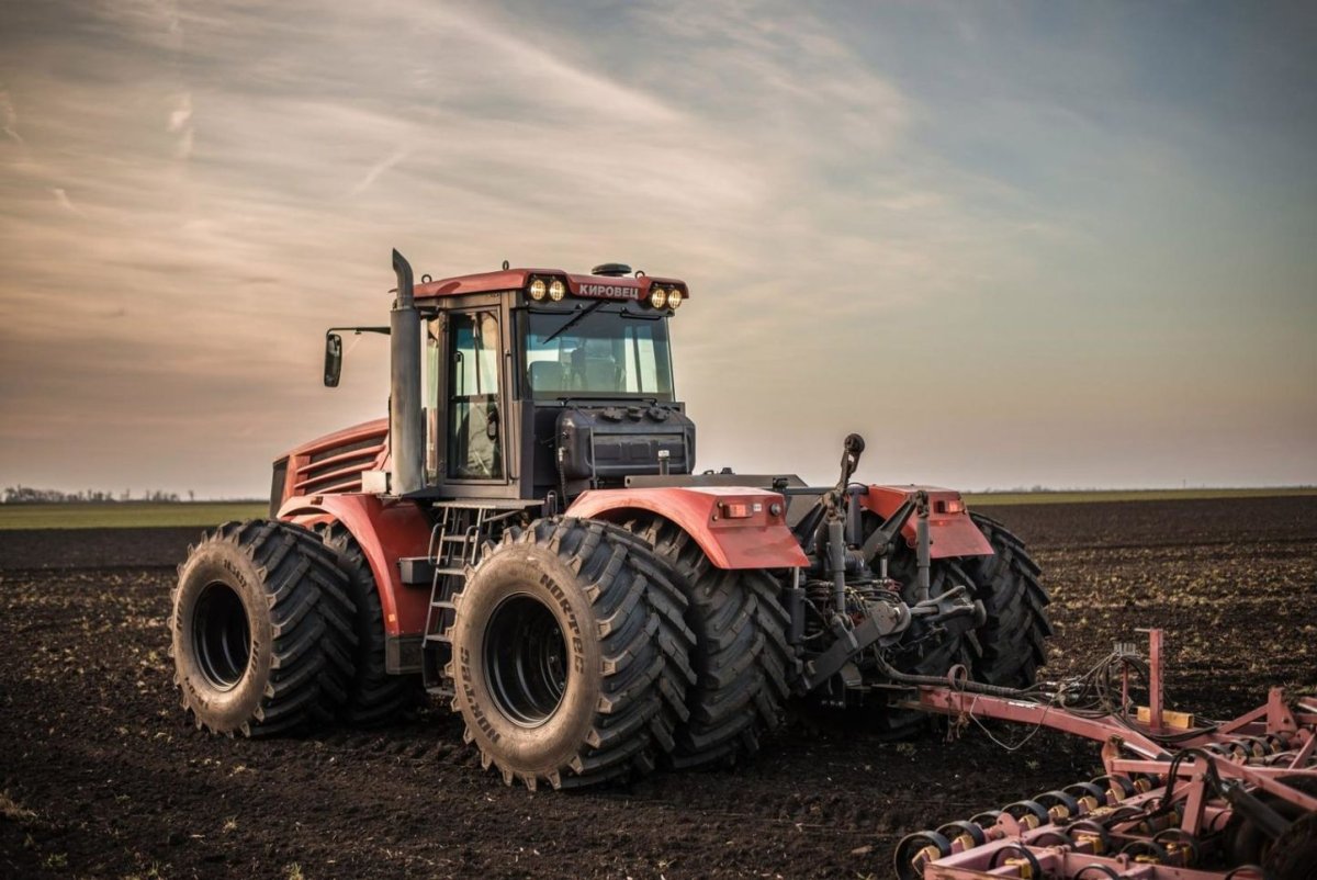 К 700 А С отвалом Кировец к700а