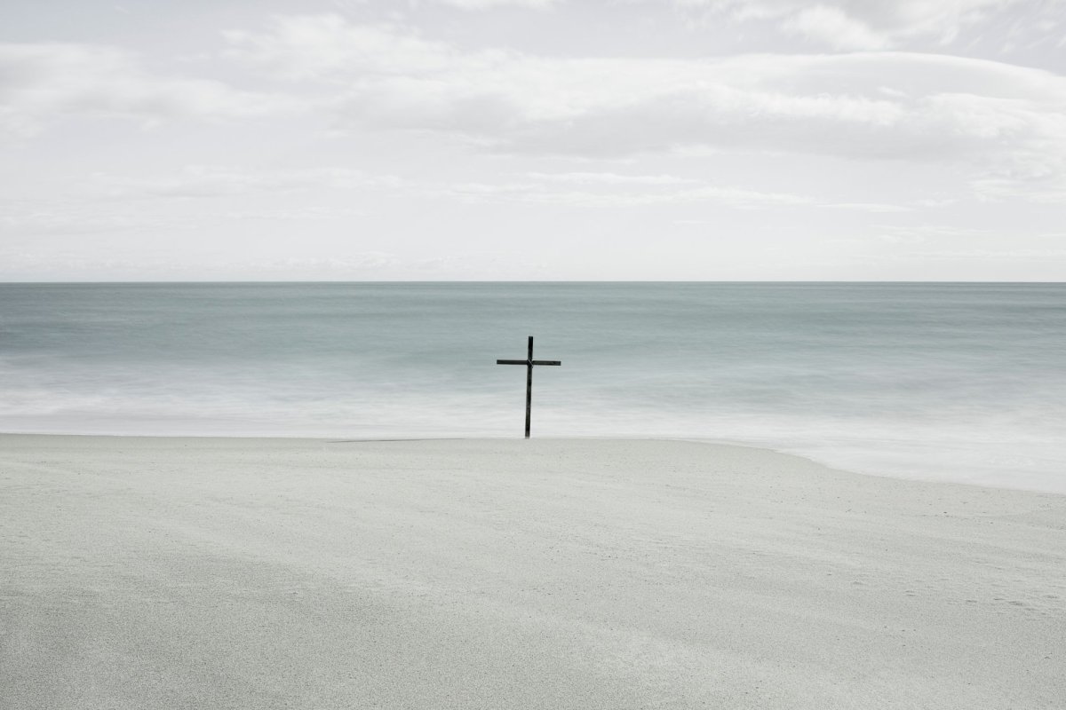 Крест на берегу моря