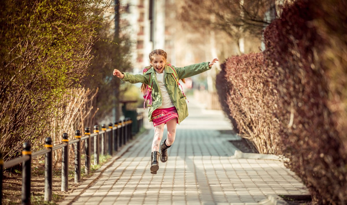 Подростки идут по улице