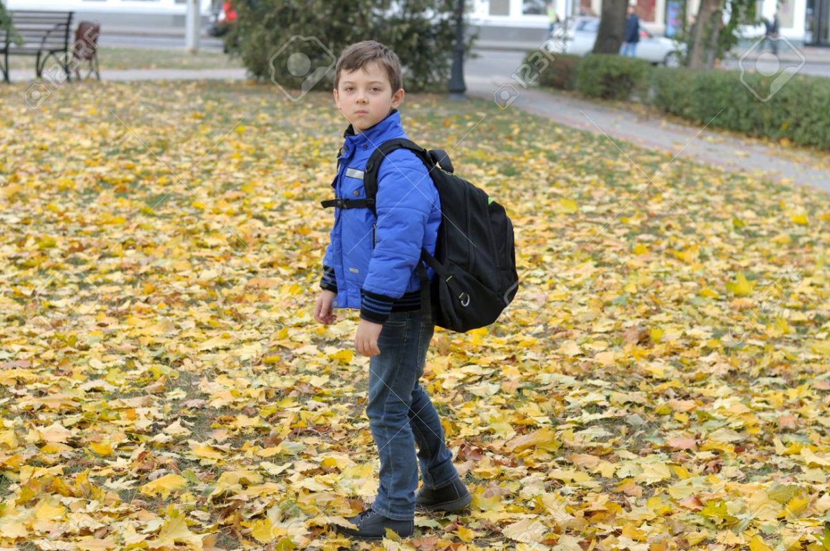 26 февраля идти в школу. Мальчик идет в школу. Мальчик с портфелем. Дети идут в школу. Школьник с рюкзаком.