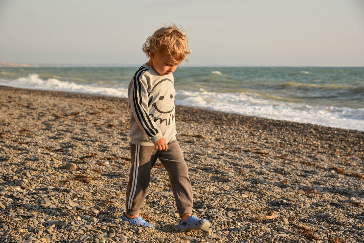 Мальчик с рюкзаком в лесу