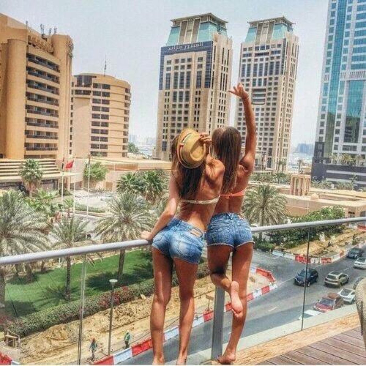 Две подруги на Дубаях