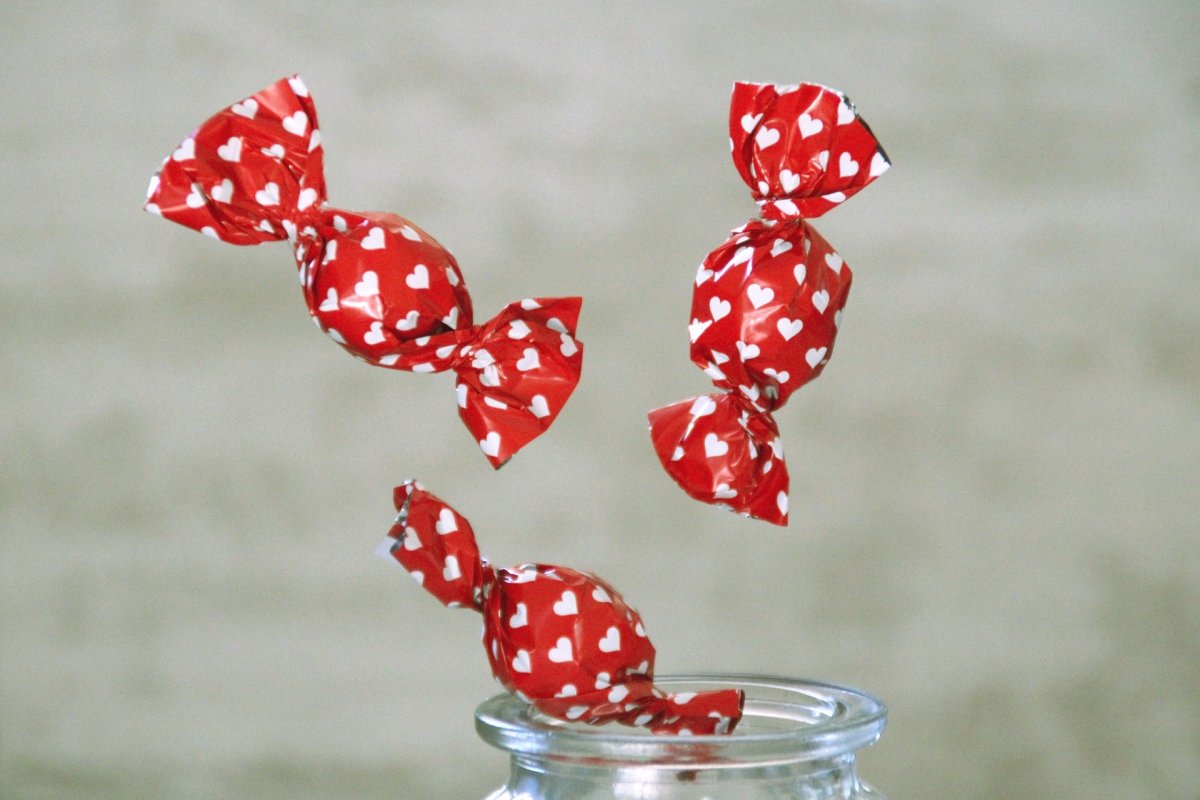 Три конфетки