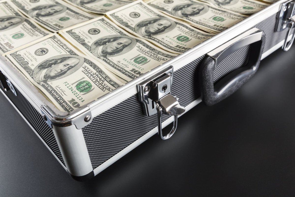 Чемодан с долларами