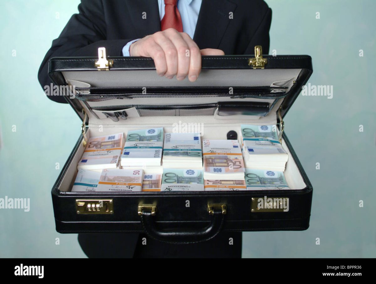 Чемодан с деньгами сбоку