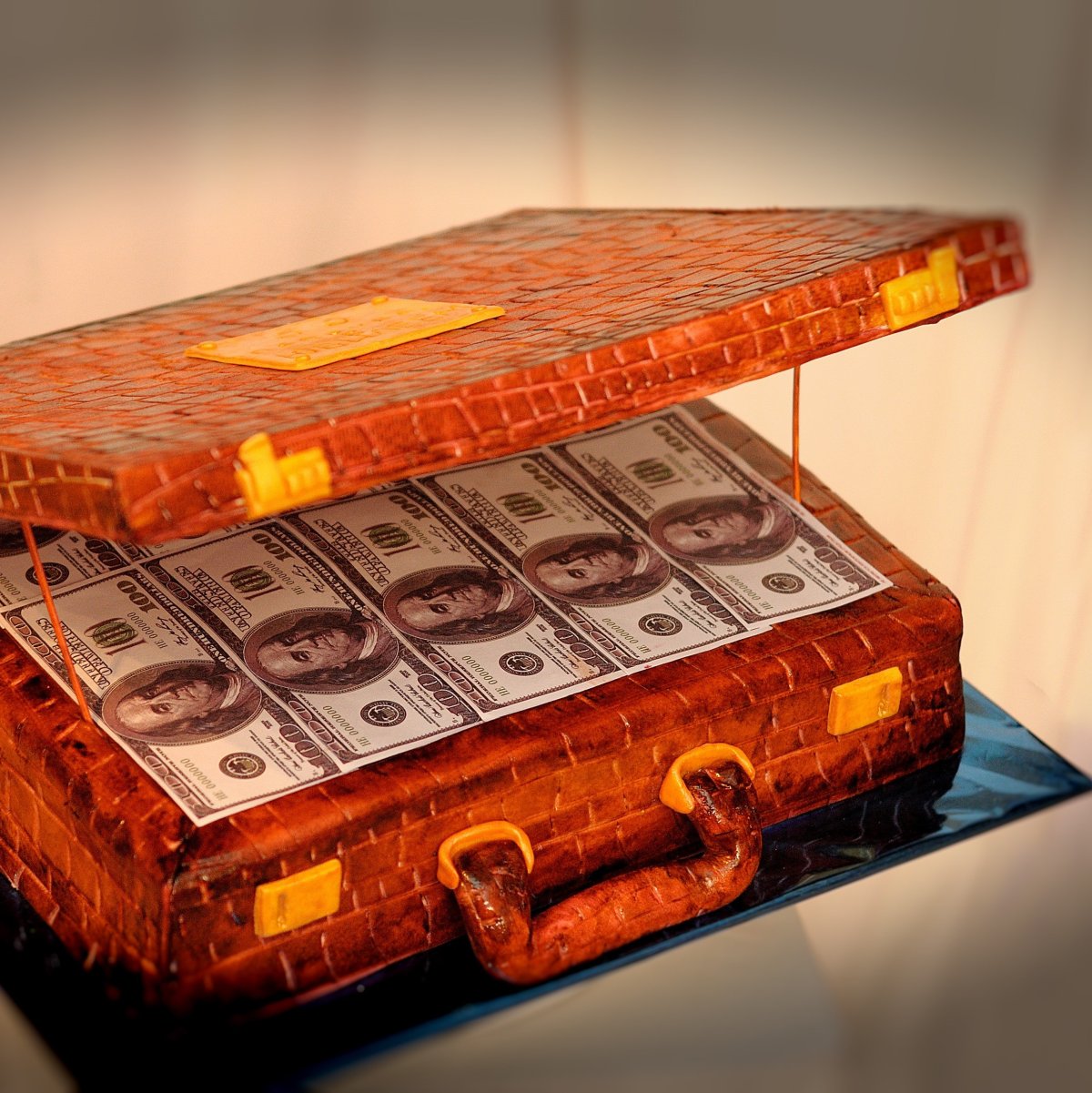 Чемодан с долларами