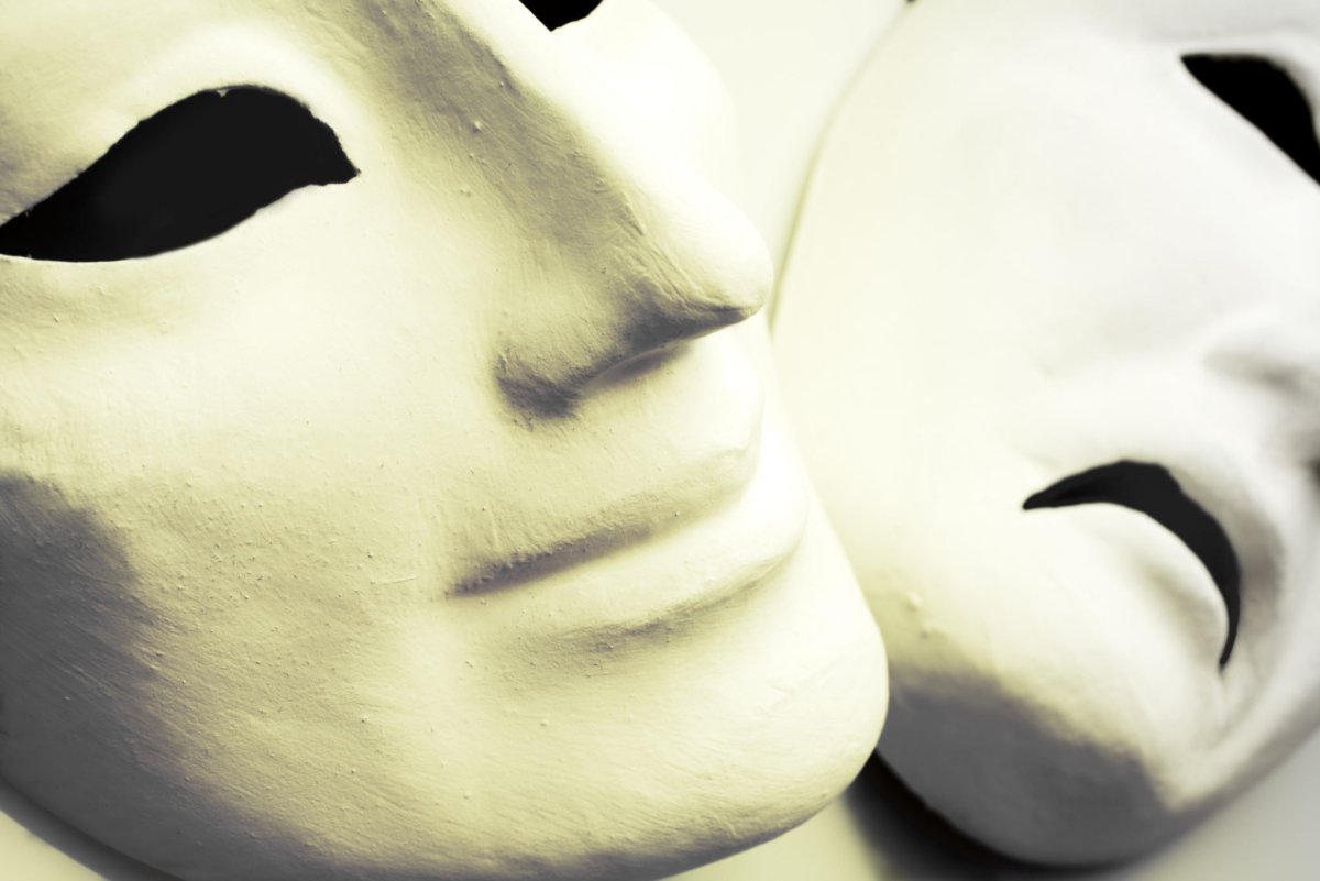 Девушка улыбается сквозь слезы