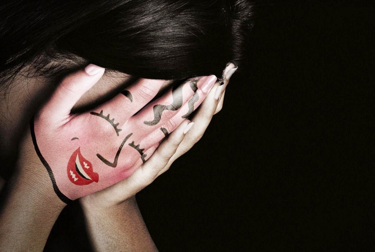 Красивая девушка смеется