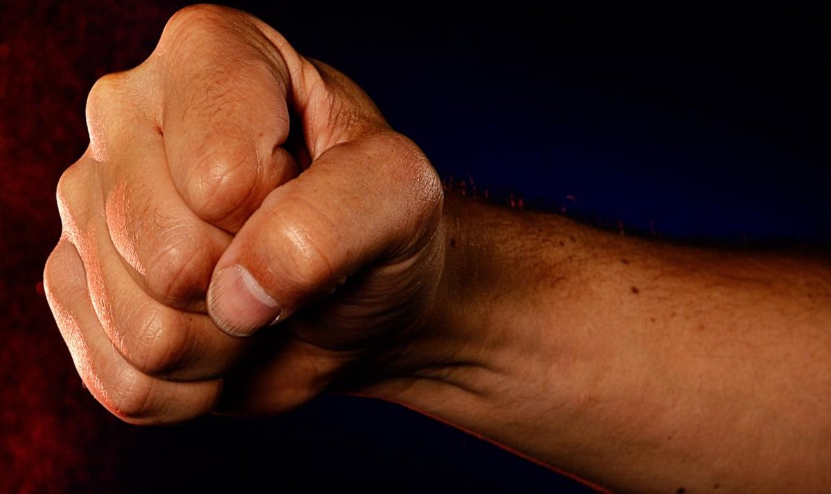 Стиснутые кулаки