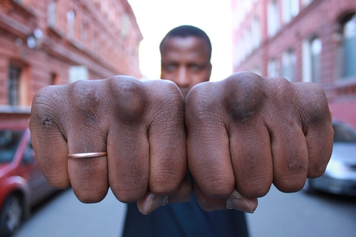 Кулак на белом фоне