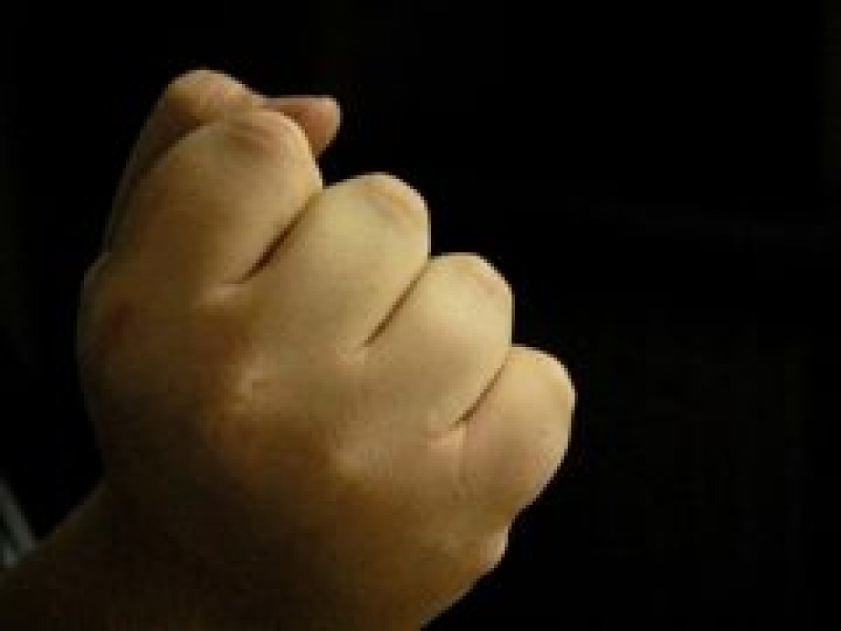 Мужские руки сжатые в кулак