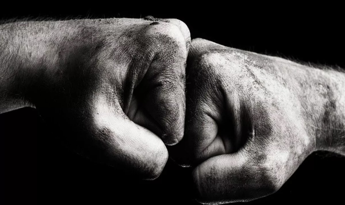 Кулак к кулаку