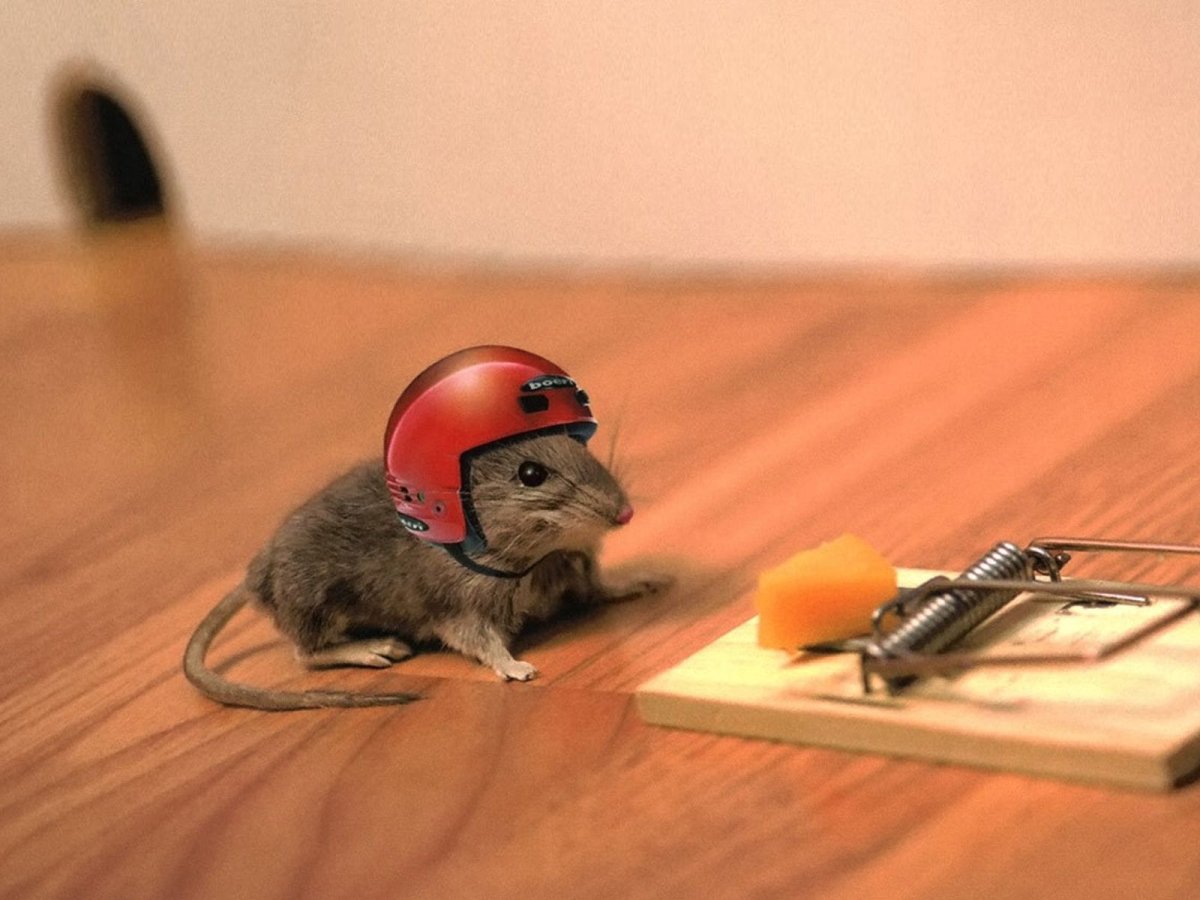 Мультяшная мышка в мышеловке