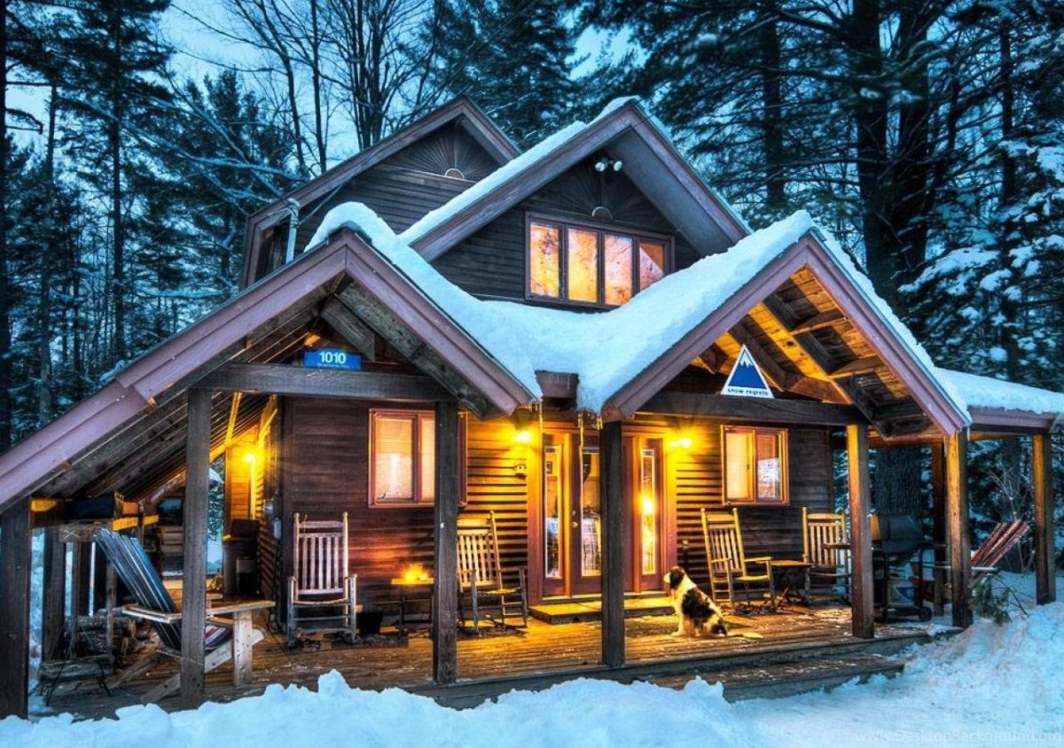 Заснеженный домик в лесу
