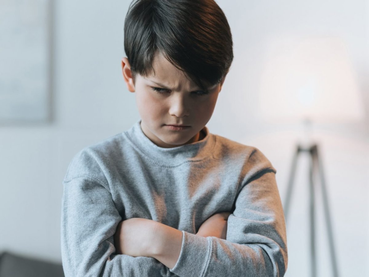 Смешной ребенок в очках