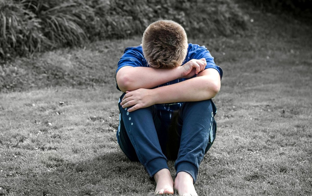 Маленький ребенок плачет