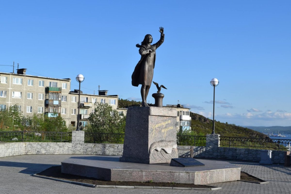 Скульптура ждущая в Мурманске