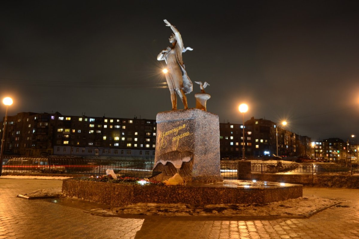 Город Мурманск памятник ждущей