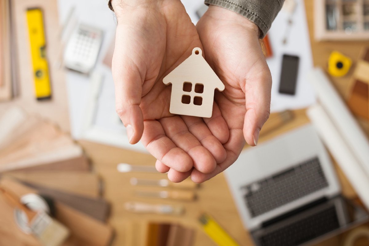 Рука с ключами от дома