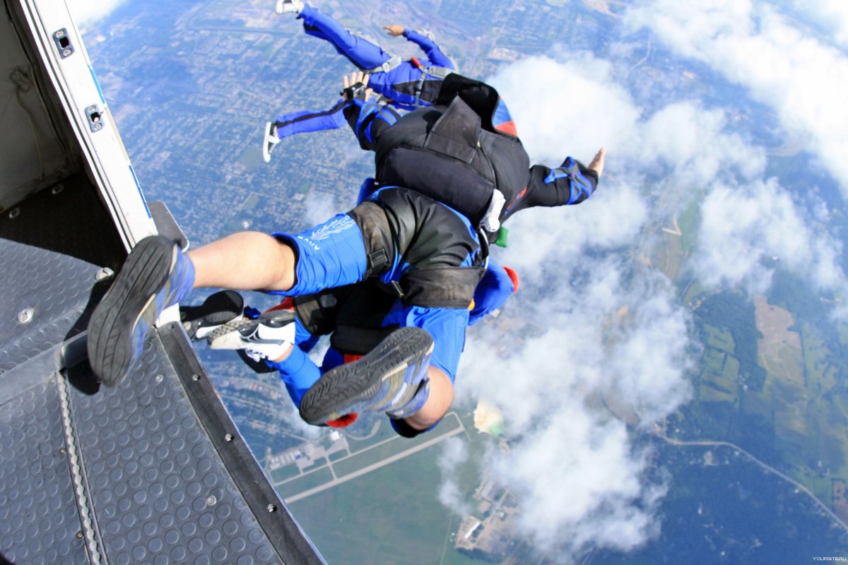 Прыжок с парашютом в тандеме с инструктором