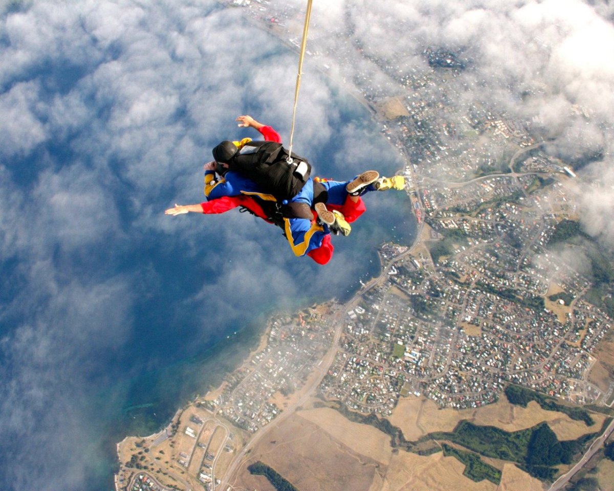 Павел Воля прыжок с парашютом