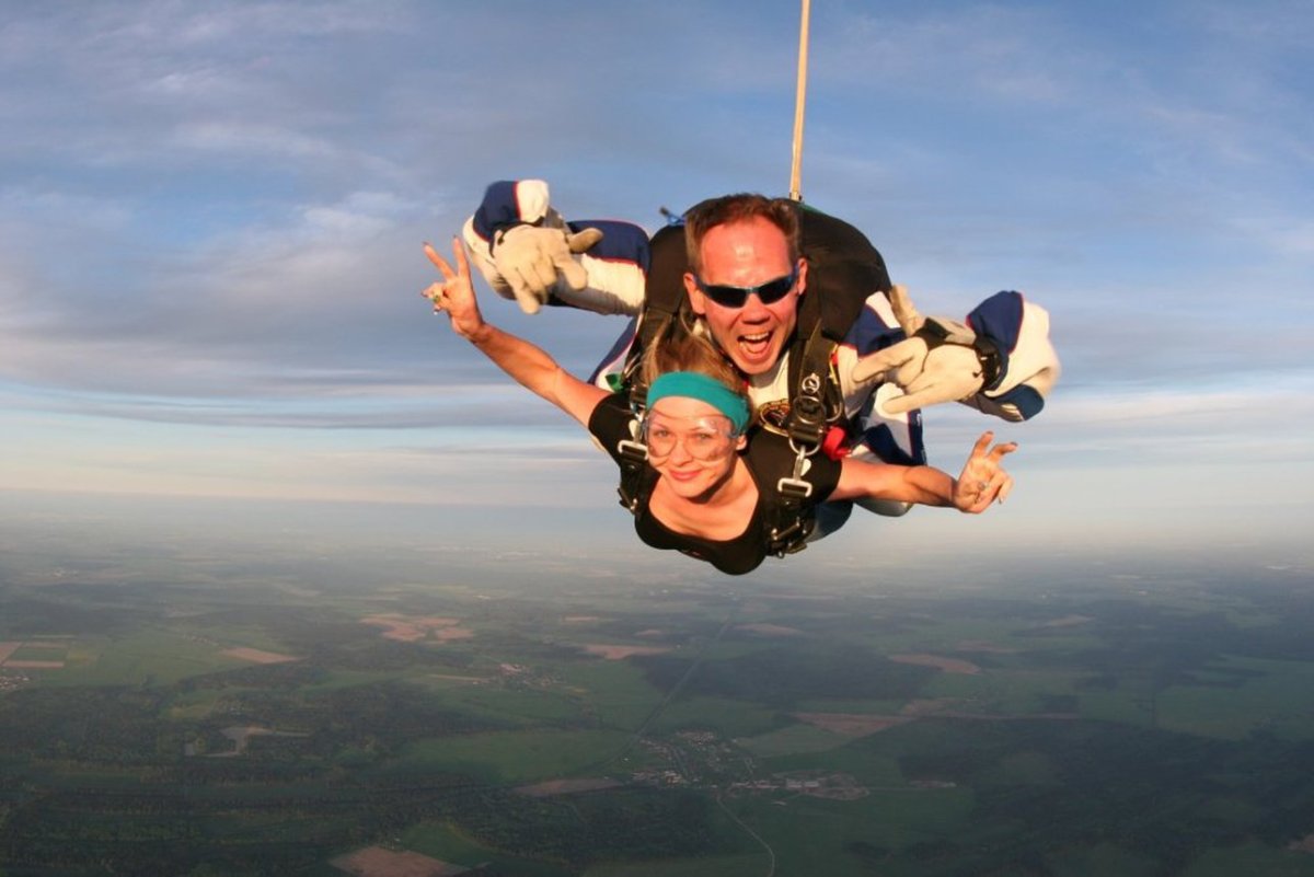 Девушка с парашютом