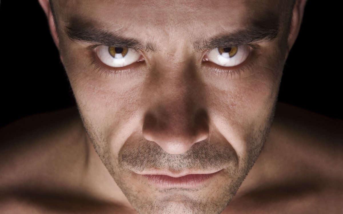 Хмурое лицо мужчины